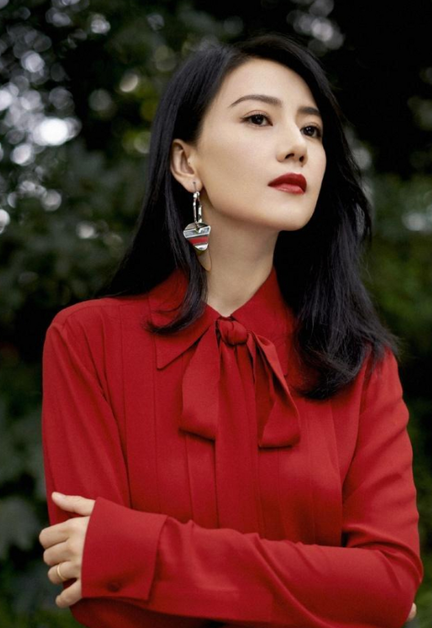 想不到高圆圆身材这么能打,红裙造型性感魅惑,腰臀比太惊艳了.