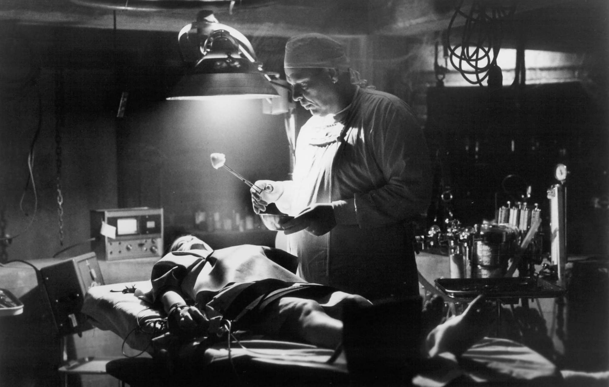 电影《恐怖医生》讲述了一个认为自己是医生的疯子来到他疯狂的父亲被