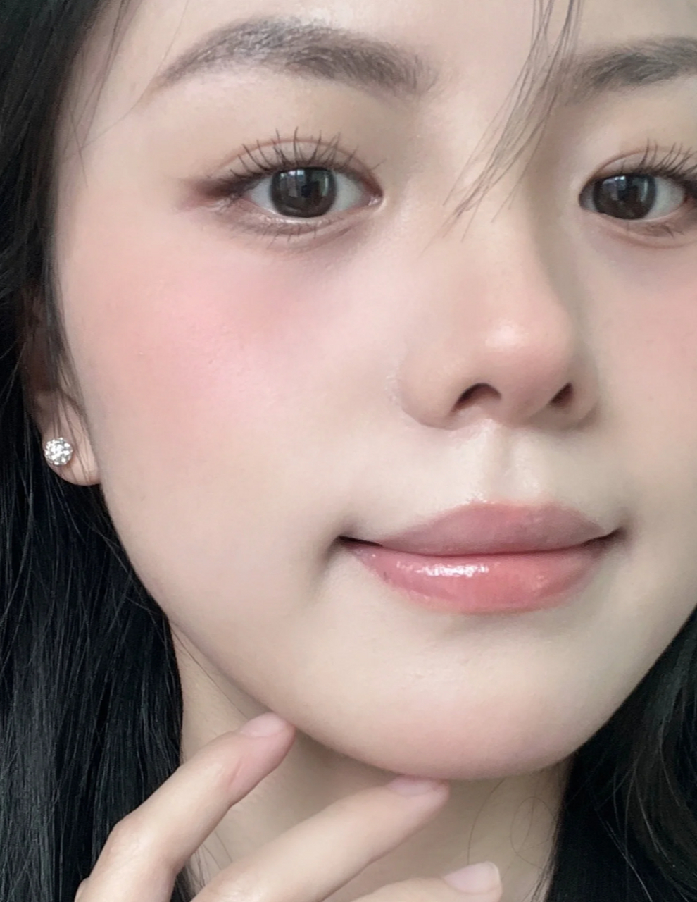 圆脸嫩妹减龄腮红画法,让你轻松打造迷人妆容!