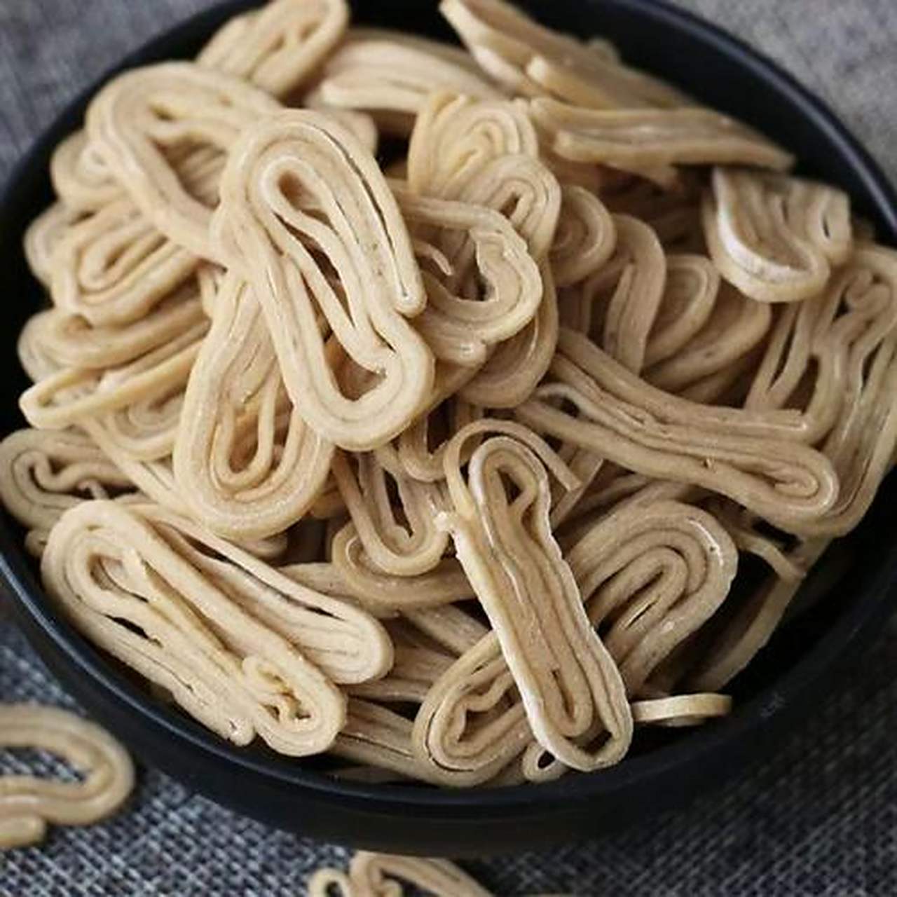 黄梅鱼面是黄冈的一道特色美食,它的名字虽然带有黄梅,不过黄梅鱼面的