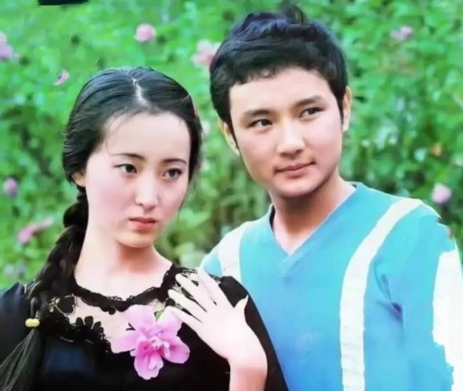 1985年,"宝二爷"欧阳奋强和"林妹妹"陈晓旭在北京留下的一张珍贵合影.