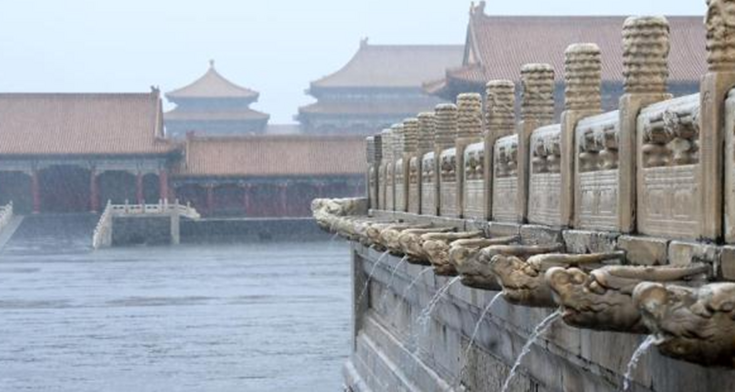 北京迎来强降雨天气,故宫再现"九龙吐水",依靠精妙的排水系统,宏大的