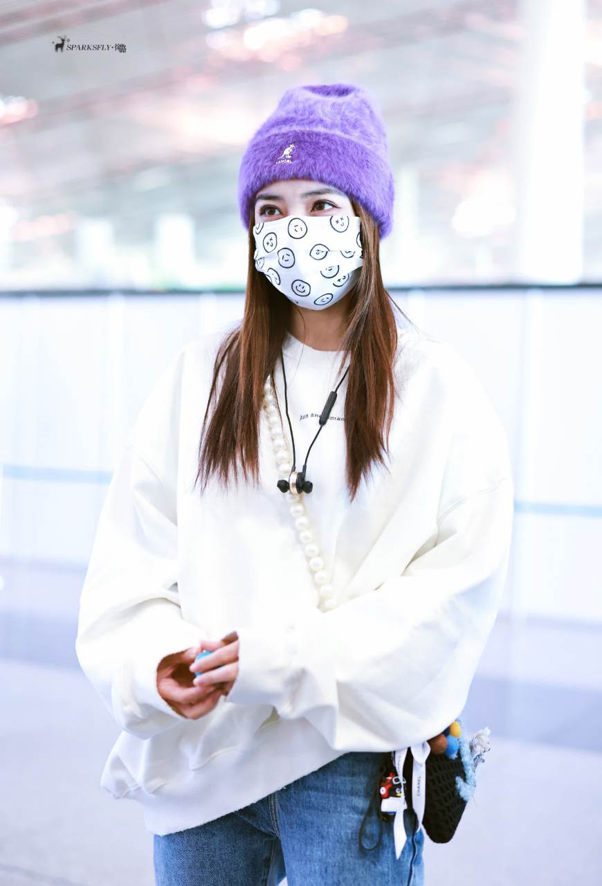 今天徐璐在机场更新了私服.