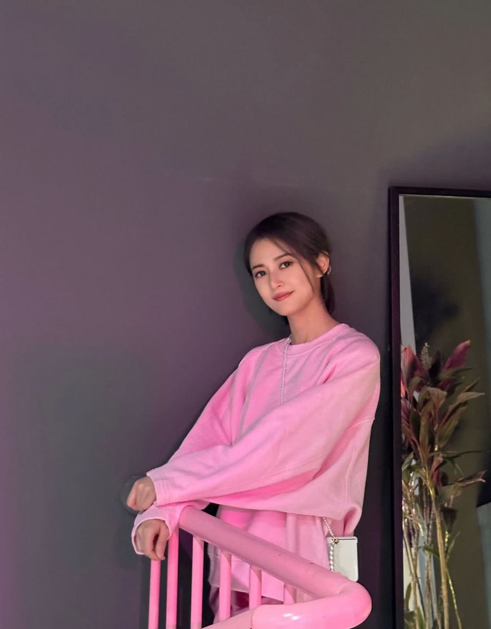 陈钰琪周末粉色甜心写真拍摄:陈钰琪身穿粉色休闲装,舒适感十足,抬眼