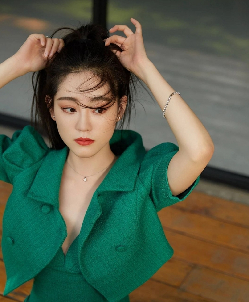 貌若桃花,清纯甜美的#祝绪丹# 一身绿裙穿搭,可爱灵动,宛如睡梦中的