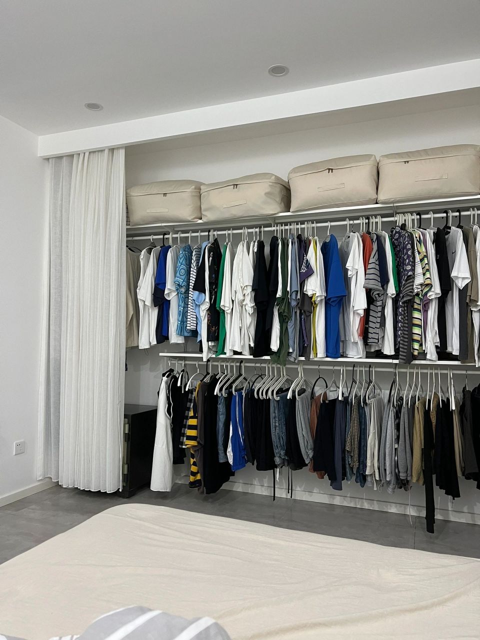 喜欢这个一千90做的挂衣区 真的太喜欢这个收纳了我全家的衣服衣柜