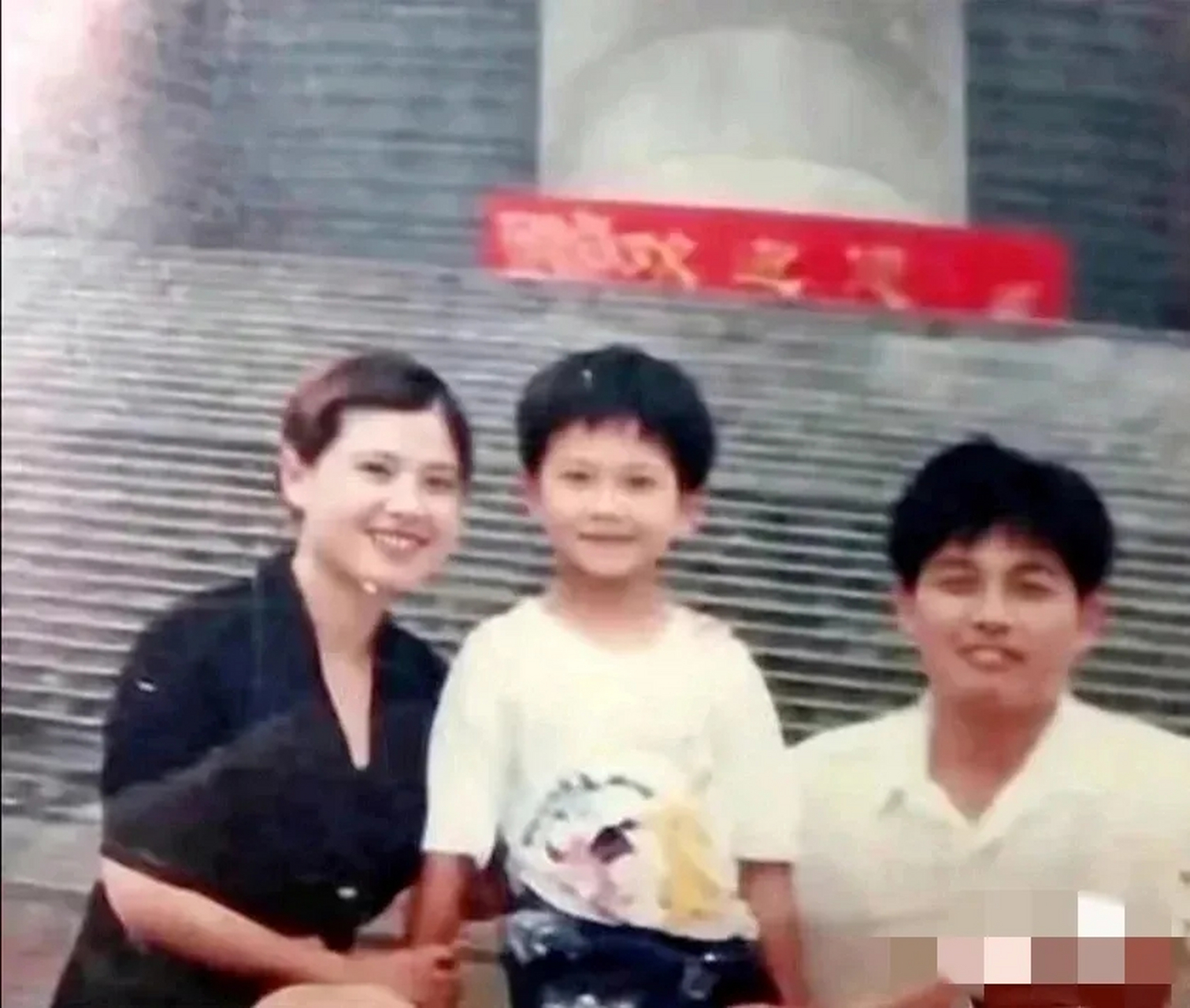 杨洋一家三口的全家福照片 妈妈颜值很高,爸爸脸小鼻子高 他的五官像