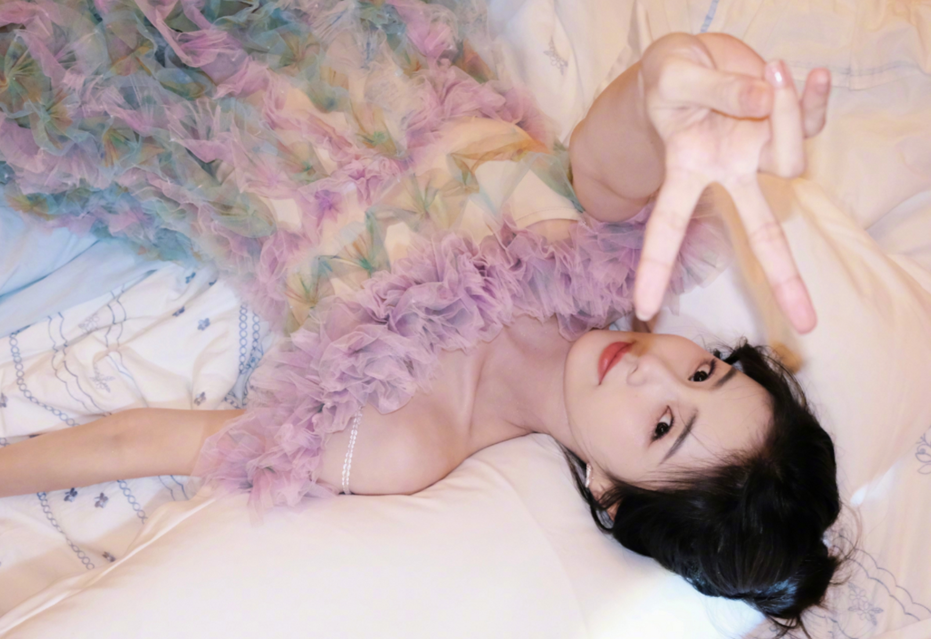 白鹿这粉色修身花裙,配合手势将俏皮可爱表现的淋漓尽致呢 #白鹿粉色