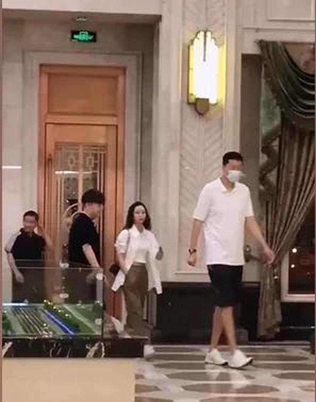 领动计划# 王治郅与第二个老婆同框.