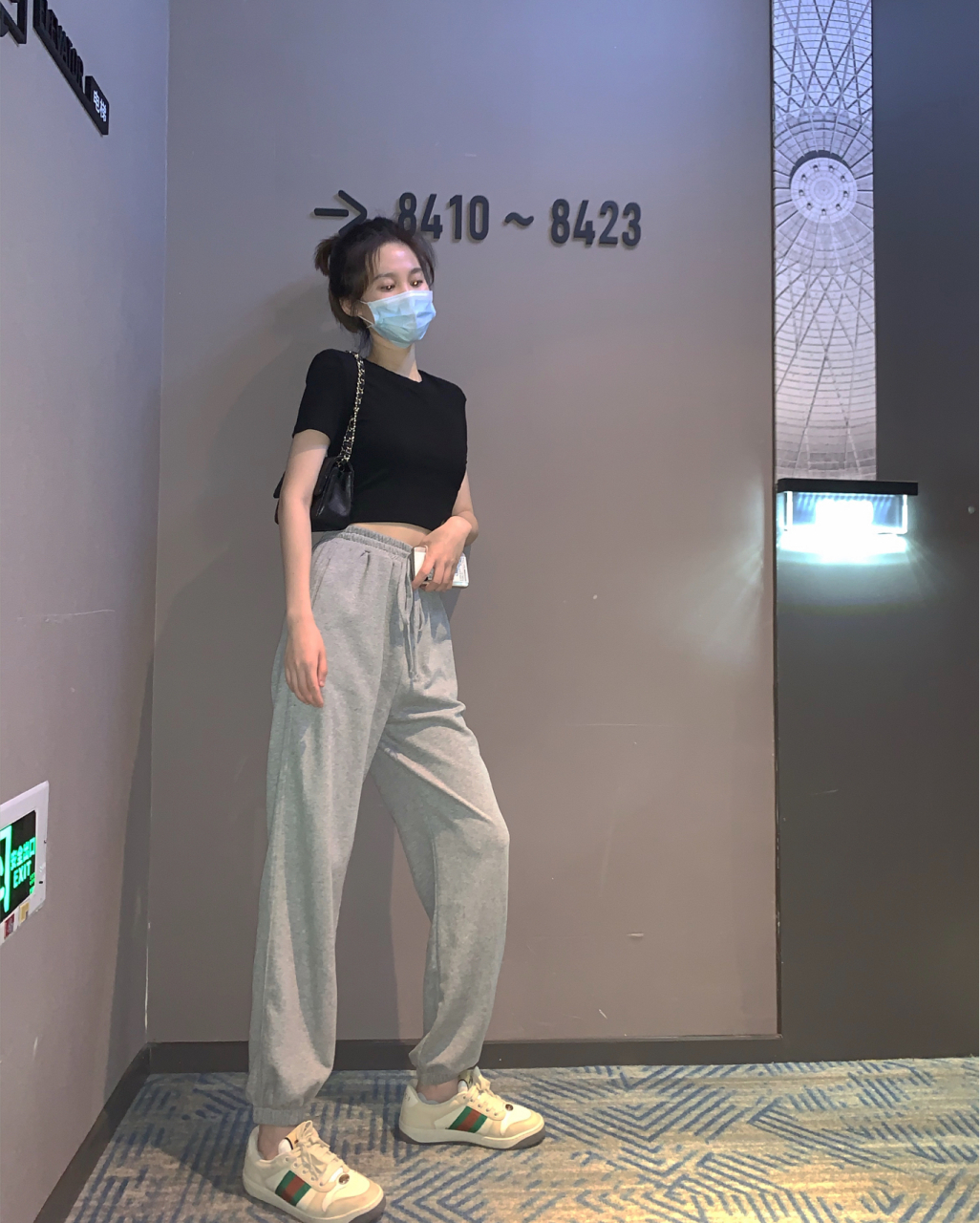 易寒体质觉得上海晚上风吹得我好冷 这是条出街神裤 裤:hhey yee 上衣