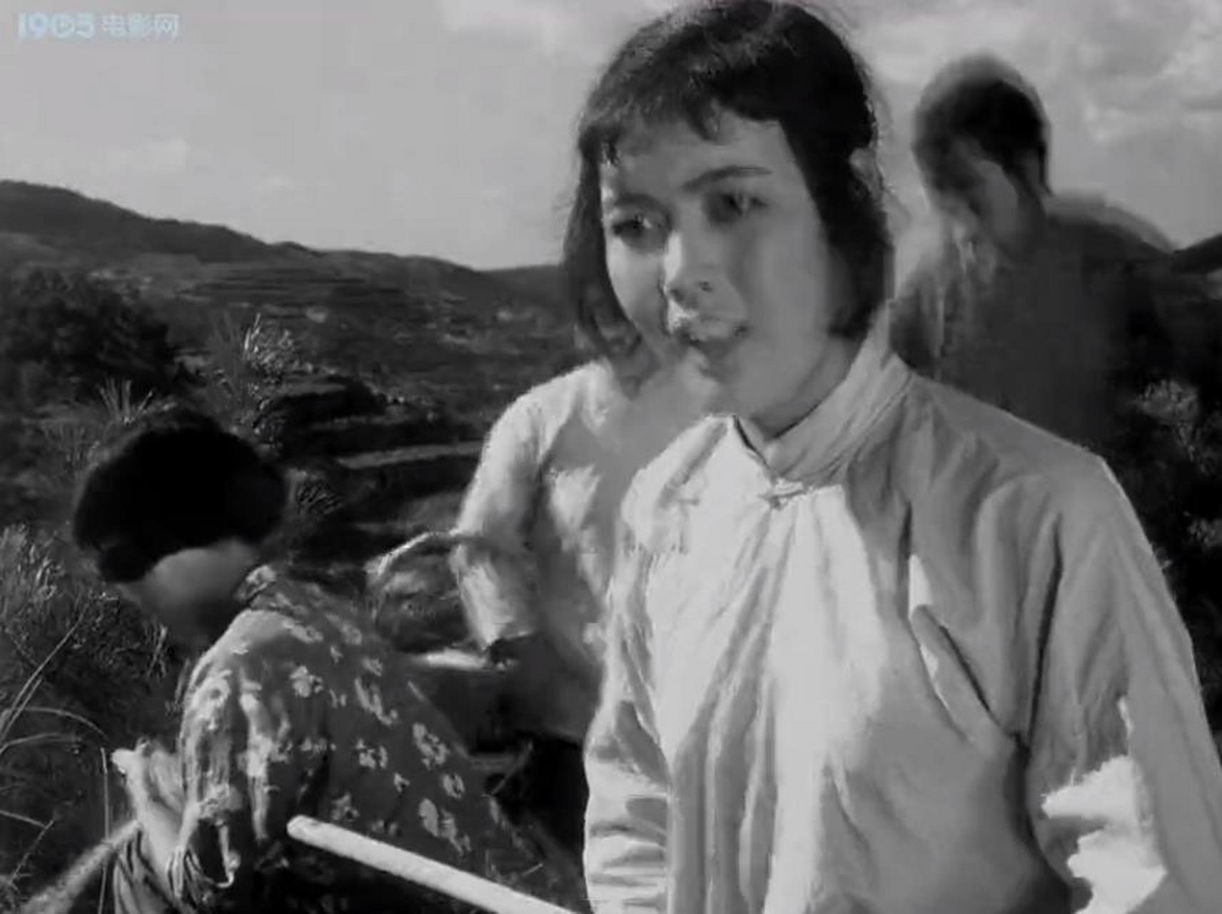 电影《地雷战》经典场面:在赵家庄的山里,雷主任与民兵,乡亲们继续坐