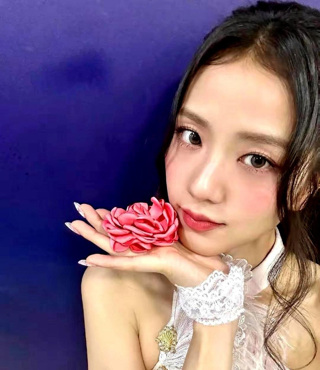 金智秀在flower舞台上的造型美得惊艳,她火辣的身材吸引了所有人的