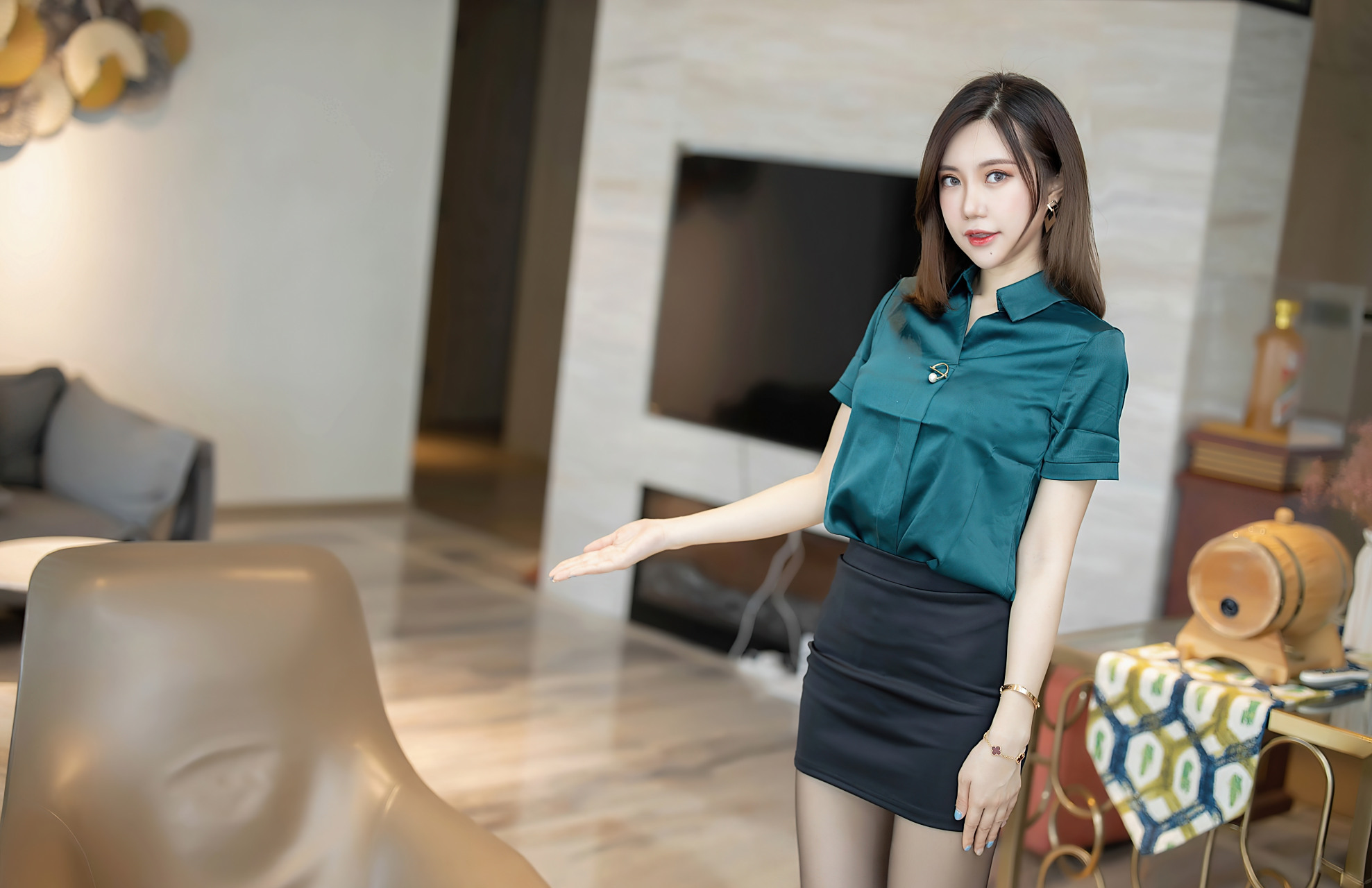 写真发布,经典的职场衬衫ol,极致魅惑黑丝美腿俏丽#美女# #模特