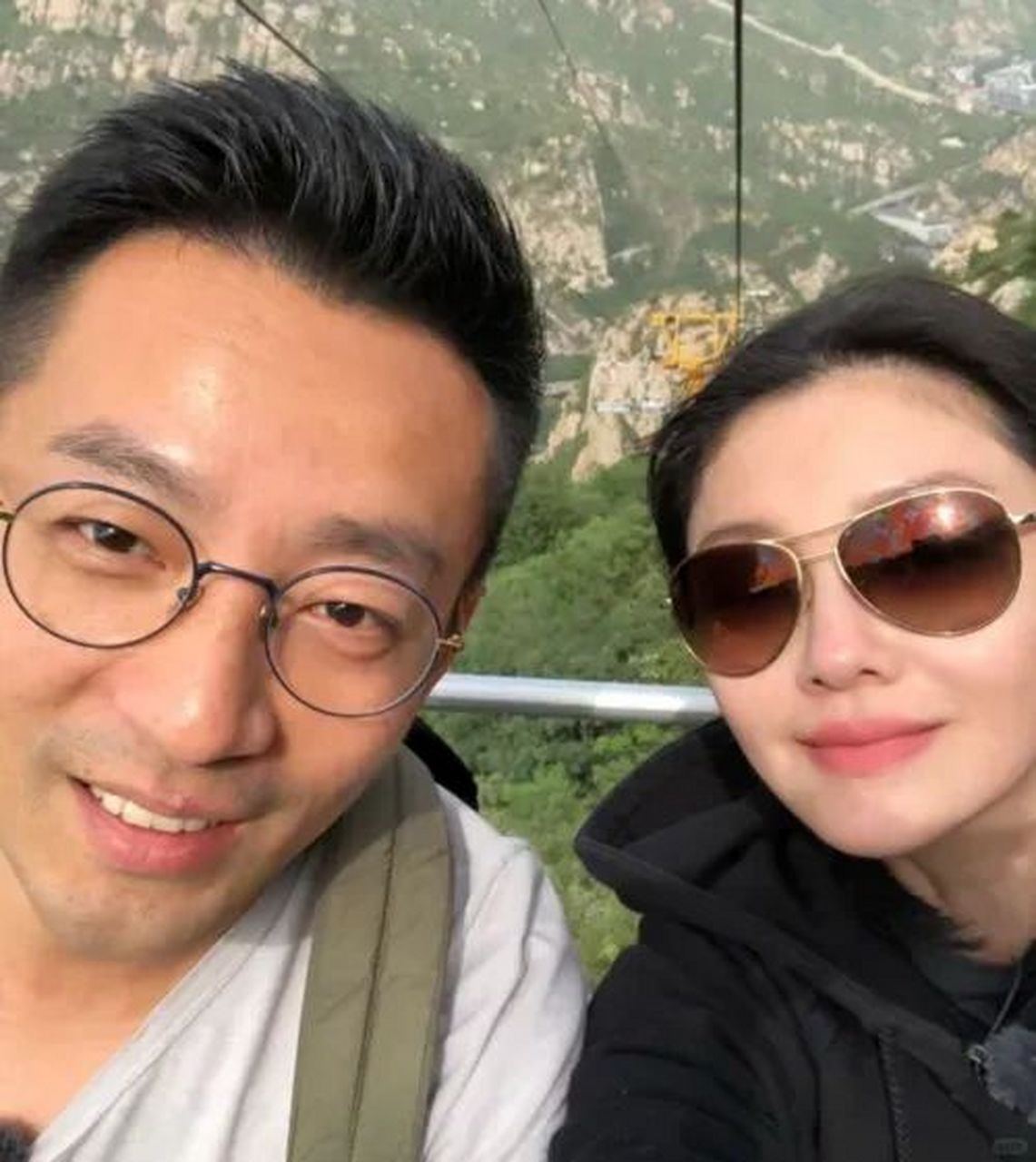 我一直以为许雅钧和汪小菲是同龄人,没想到他们相差了快一轮!