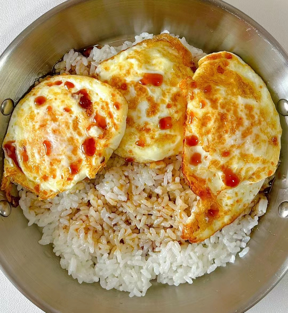 5分钟就能搞定的传统老式拌饭,好吃到哭. 1,用无菌蛋煎3个糖心蛋.