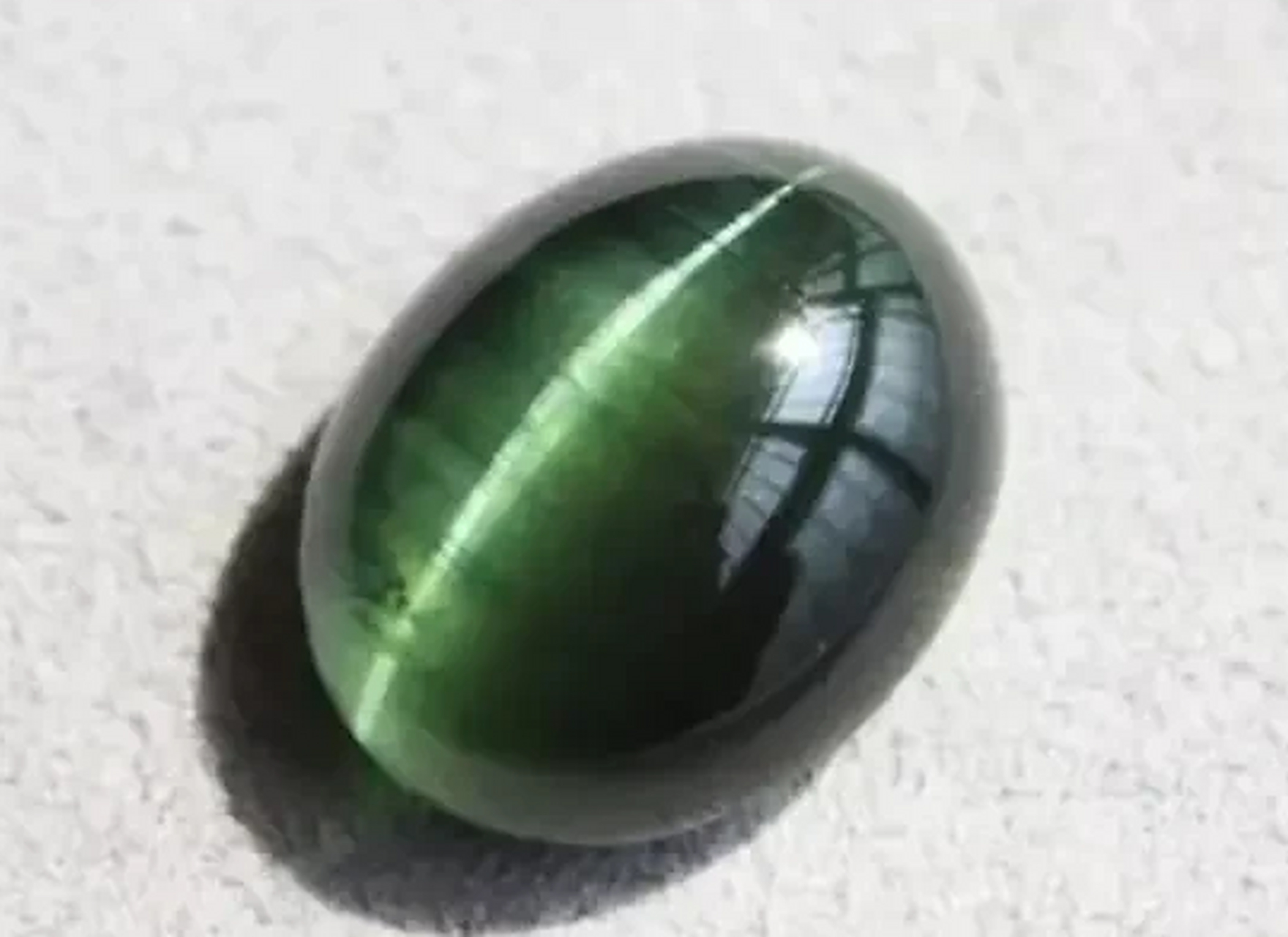 这颗猫眼石是山东明代鲁王墓出土的稀世珍宝.