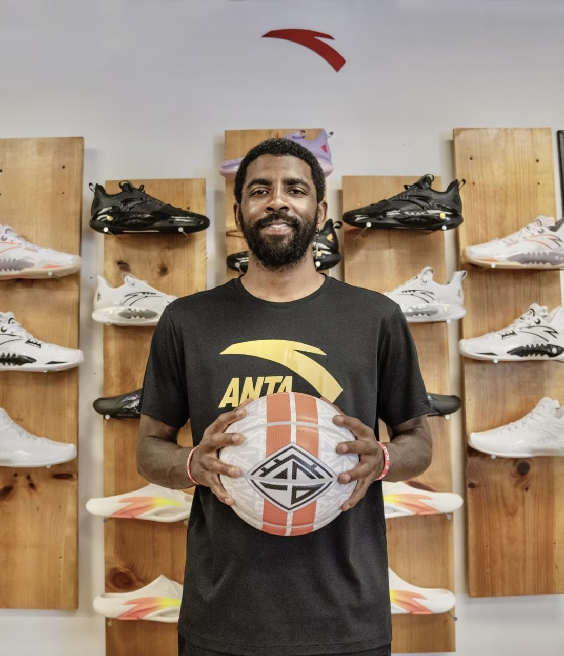 官方:安踏与凯里-欧文正式签约北京时间7月12日,中国专业运动品牌安踏