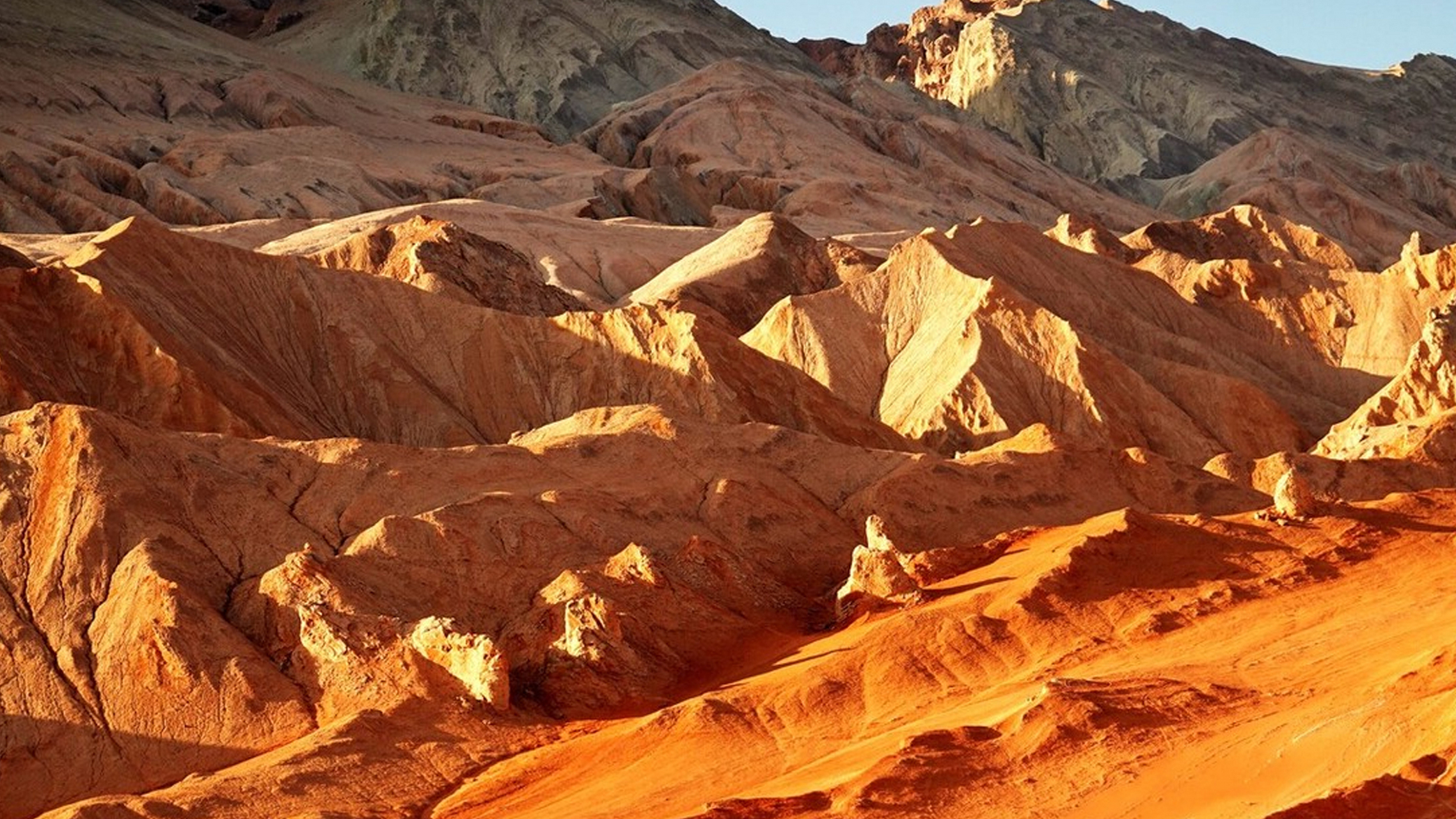 有一个历史悠久,自然景观雄奇壮美的吐峪沟大峡谷,从北向南把火焰山