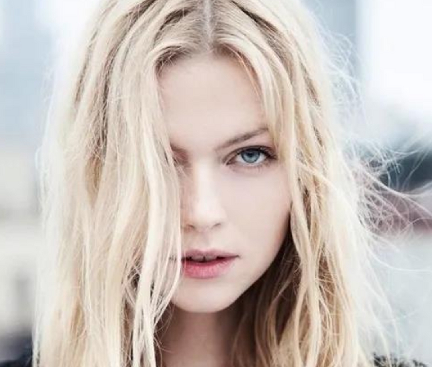 俄罗斯金发美女伊娃,21岁,性感漂亮,去西作家羿光家里做客,结果被偷吻