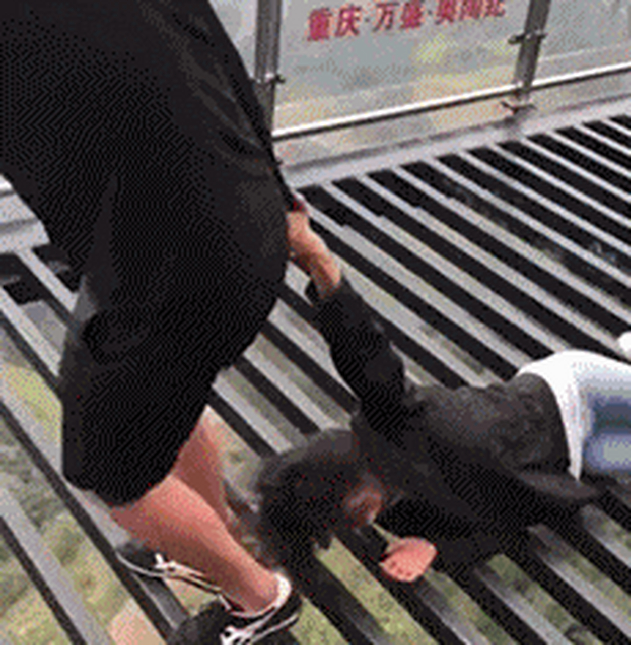 搞笑gif动图:搞笑第一张哥们,你这样拖着女朋友过桥,真的好吗?