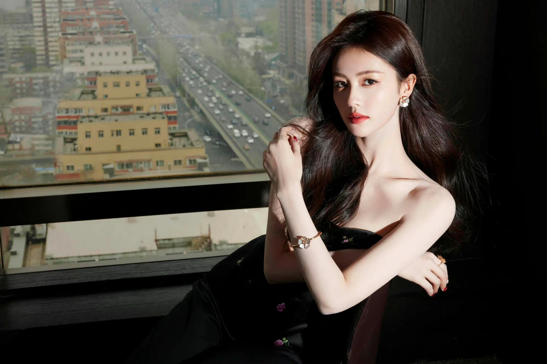 白鹿最近的造型都挺不错的,整理了她的一些黑色礼服造型,还挺贵公主