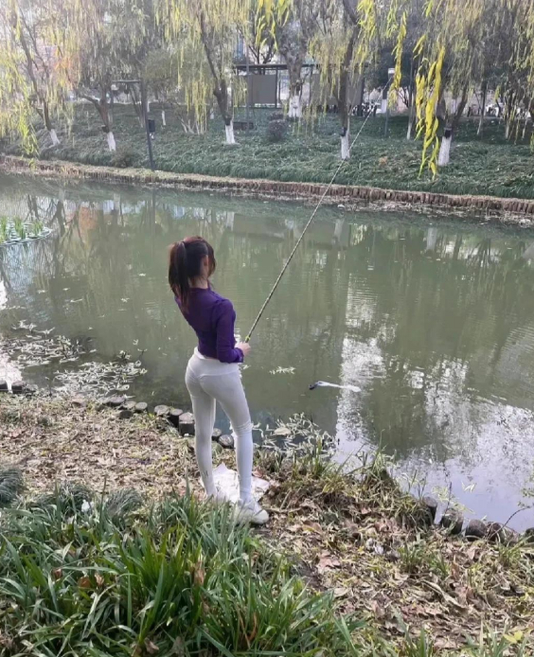 最近老遇见这样的美女在河边钓鱼,什么情况呢?