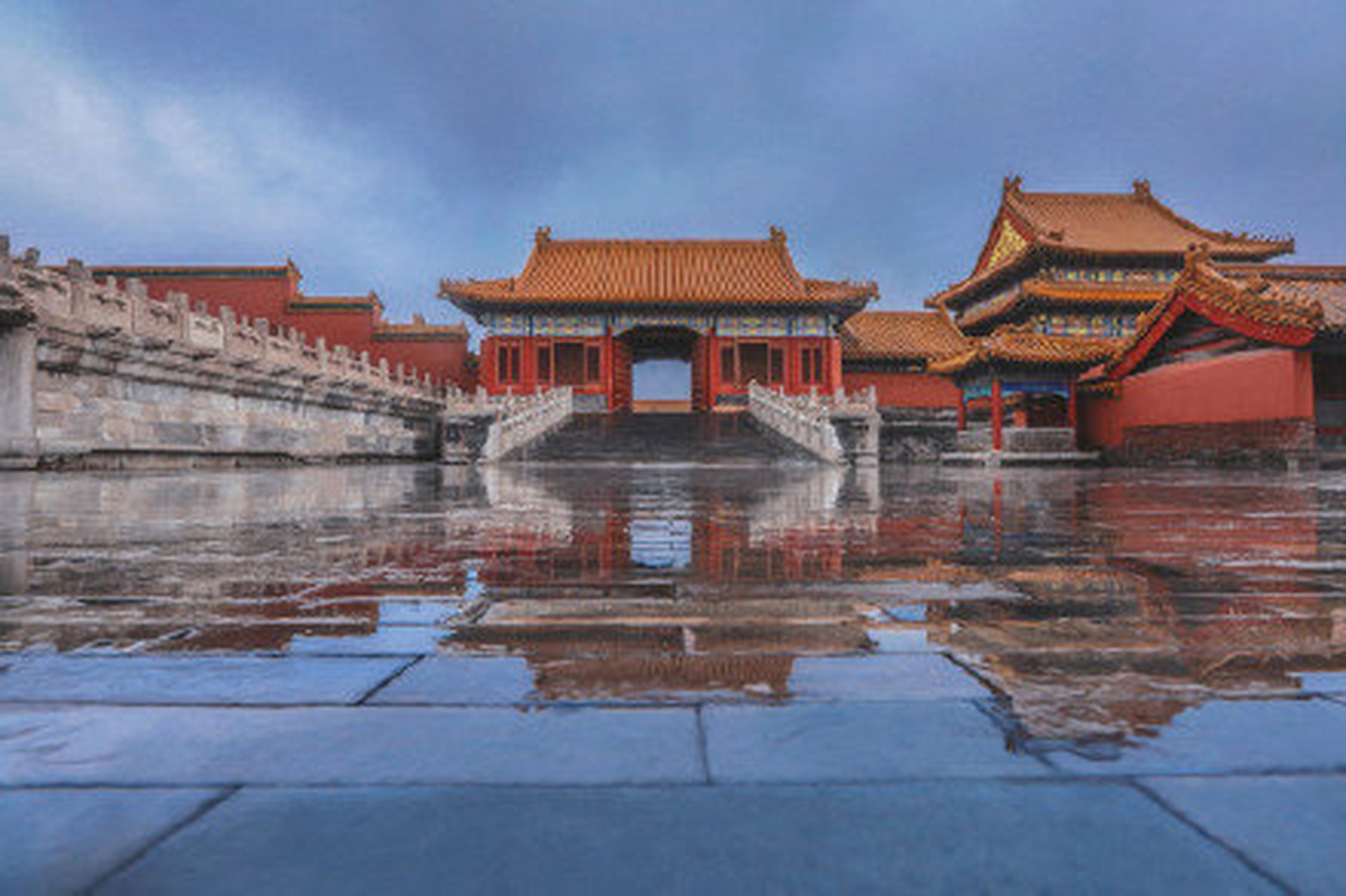 《小情歌》歌詞「你知道,就算大雨讓這座城市顛倒,我會給你懷抱.