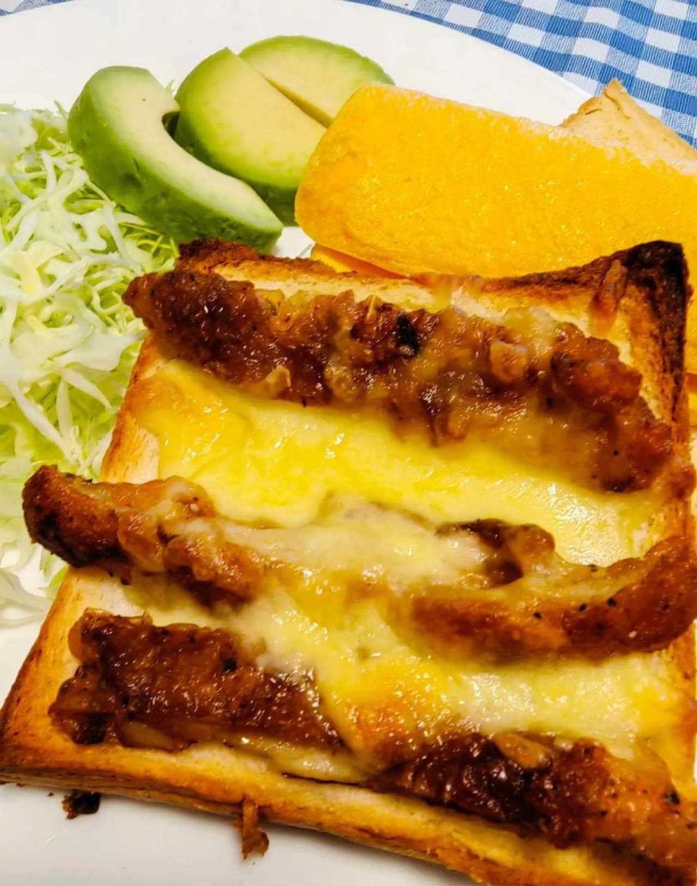 友友们,好啊!今日早餐做了芝士牛排烤面包,有点像西式早餐,味道还不错