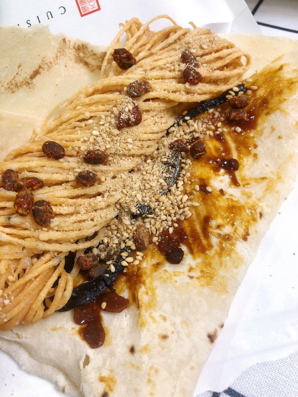 徐州特色美食:烙馍卷馓子 烙馍真的是"万物皆可卷" 烙馍上抹点黄豆酱
