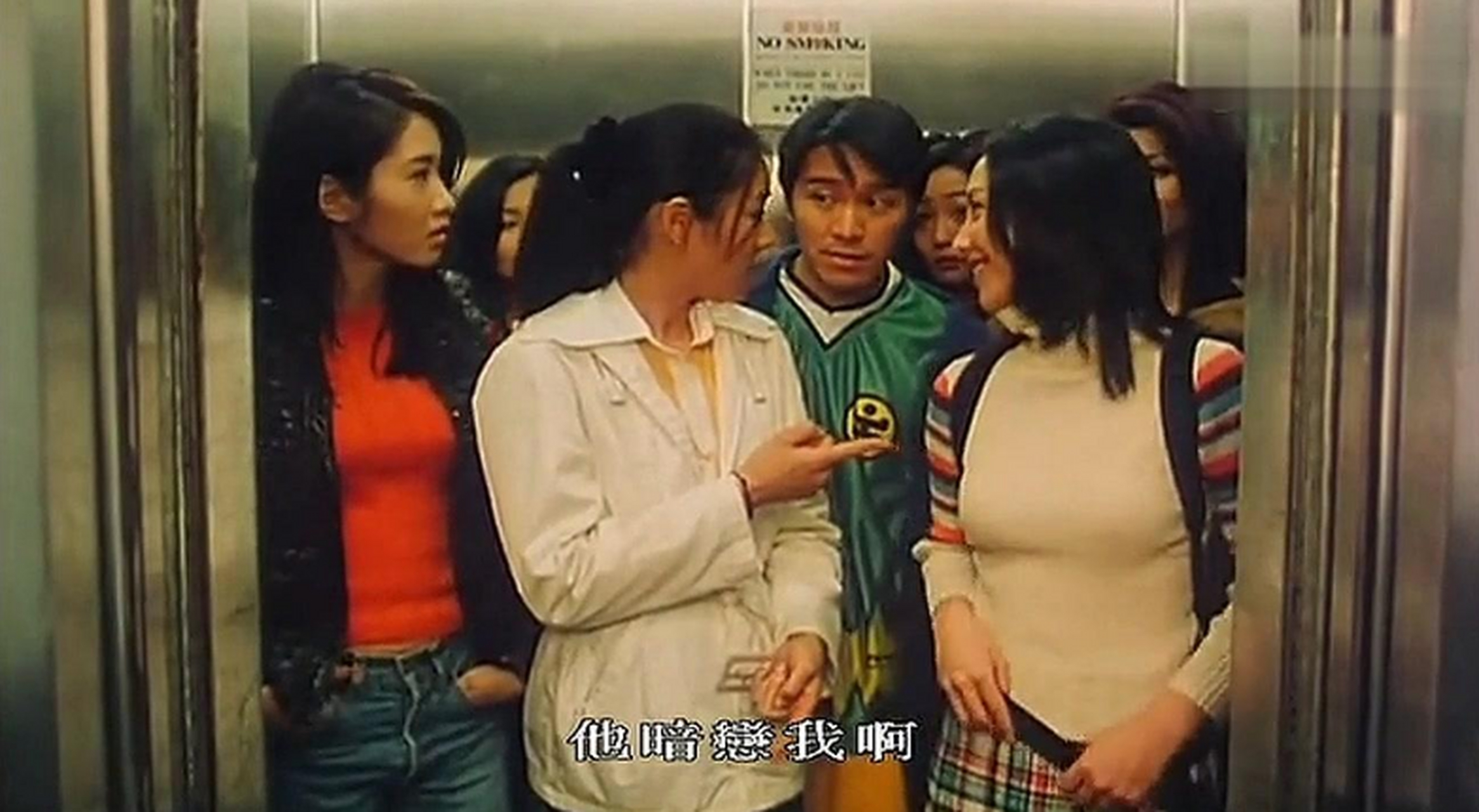 1988年的《大都会》中,有一场戏是周星驰在电梯门口倒下.