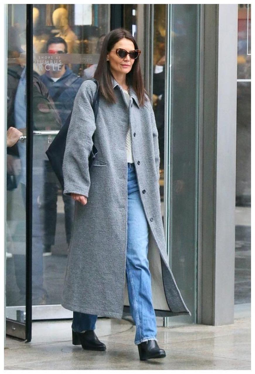 张亮前妻带火了"灰色",大衣搭配低调又温柔,好似邻家姐姐