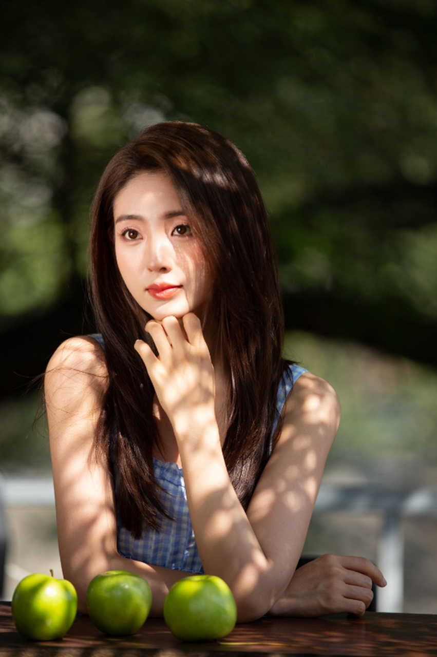 白皙水嫩肌肤,明艳动人,少女感十足.