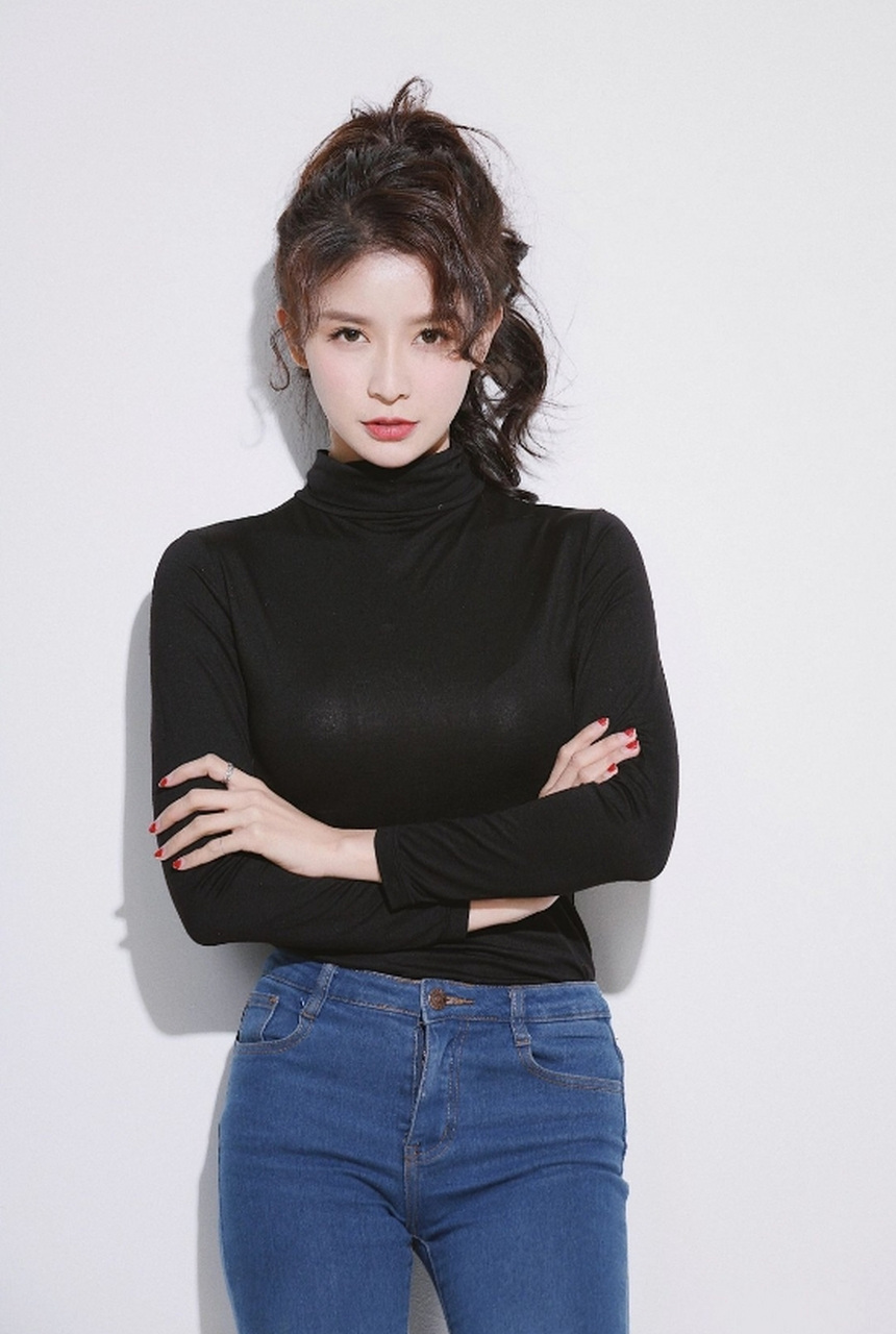 离婚后的#蔡卓宜# 状态越来越好,身材也越来越丰满,黑色上衣配紧身