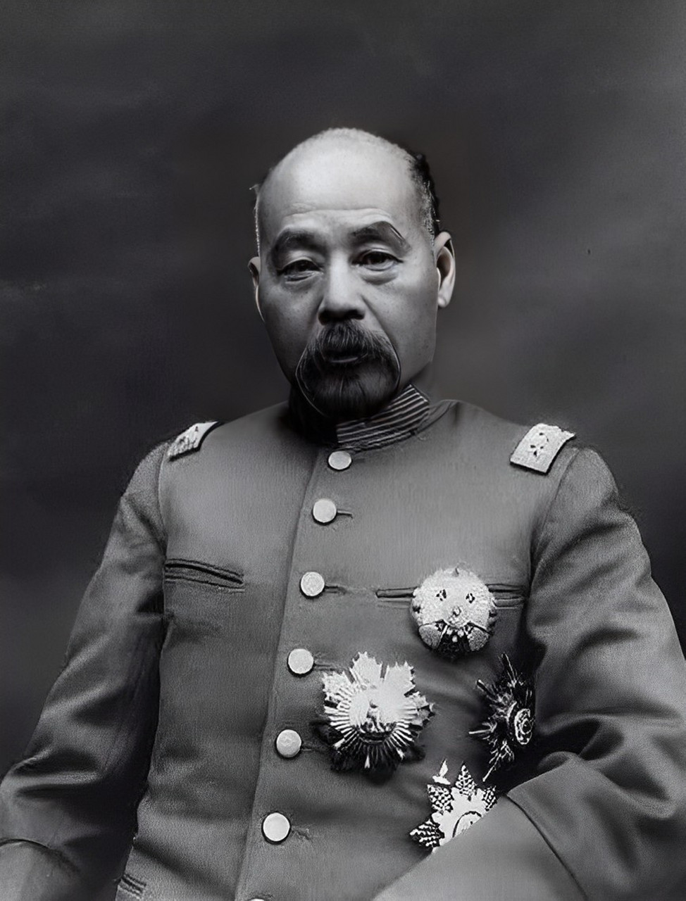 他的妻子突然说:"吃18个饺子是幸运的."冯国璋又吃了九个.