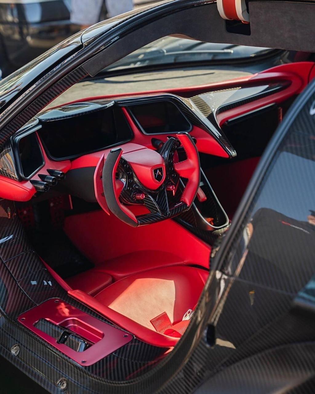 阿波罗ie,这是一款非常狂野的超级跑车,它的外观设计非常独特,充满了