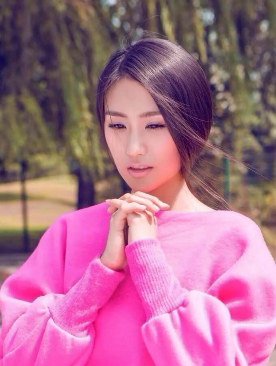 照片中王婉中像粉红女郎,纯真脱俗. 美过黄圣依