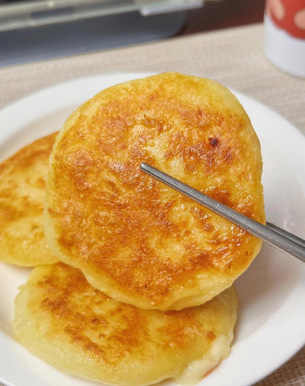 被炫到了||菜谱:芝士土豆饼 淀粉30克,牛奶30克,土豆1个,芝士碎 71