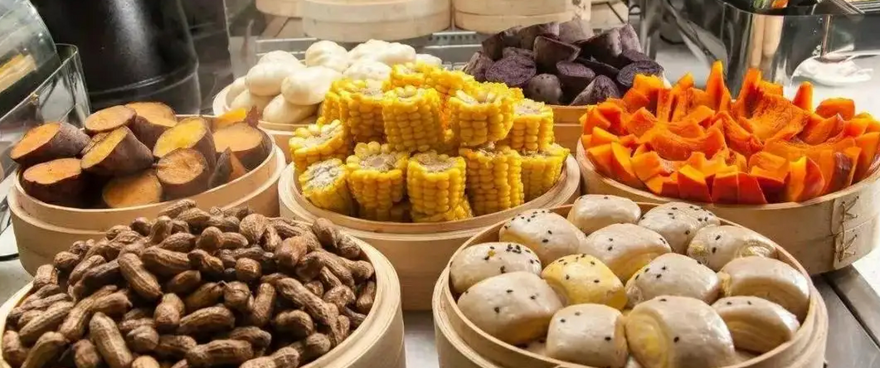 是全谷物类的食物,像我们日常生活当中常吃的糙米,藜麦,燕麦,玉米