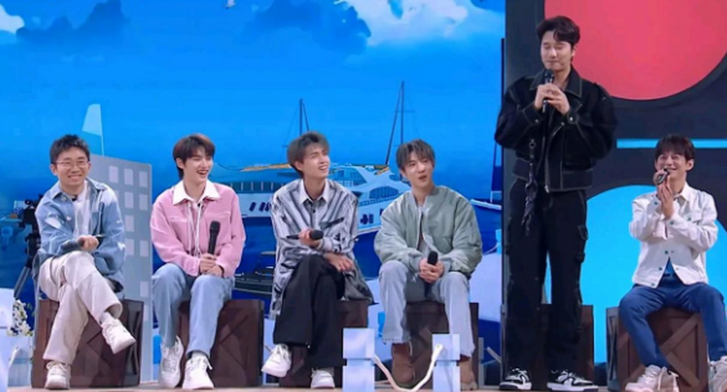 在4月8日播出的《你好,星期六》中,彭冠英官方身高189cm,站在一众男