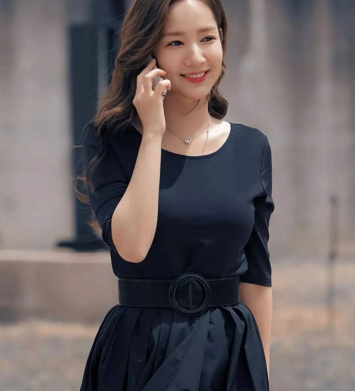 韩国女星朴敏英,一身黑色束腰长裙穿搭,蓬松的长卷发,肉乎乎的可爱