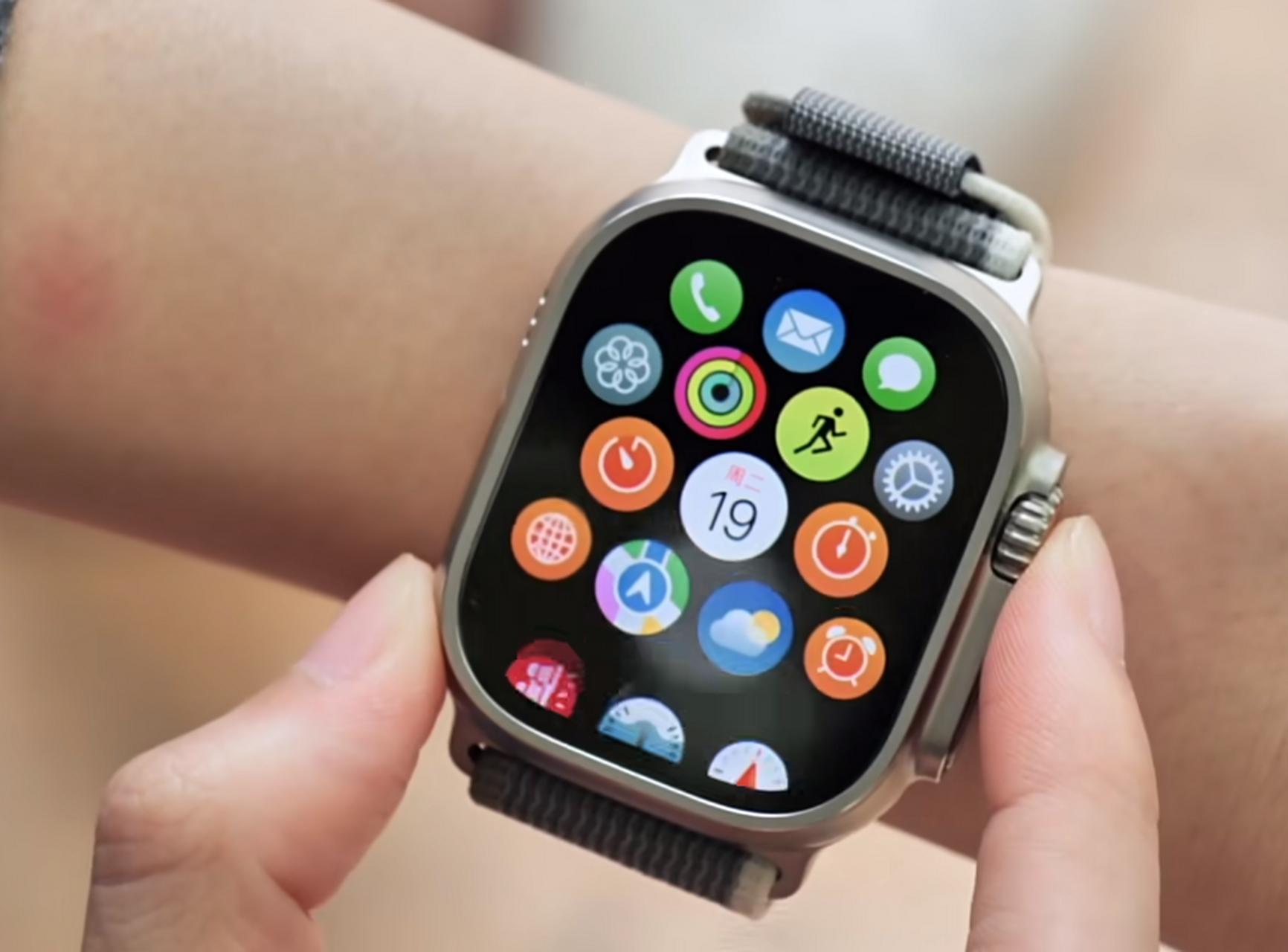 其实很多人apple watch ultra 2以及s9挤牙膏是有失公允的,虽然这款