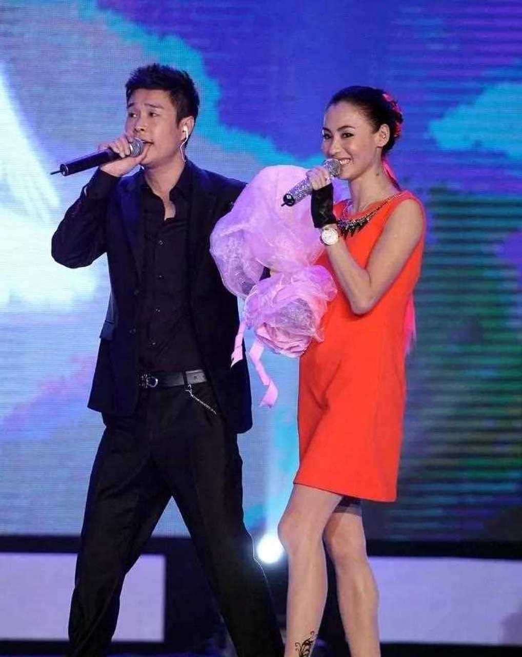 张柏芝和小沈阳曾经同台演唱的画面,看上去真是很浪漫呢∽ 张柏芝手捧