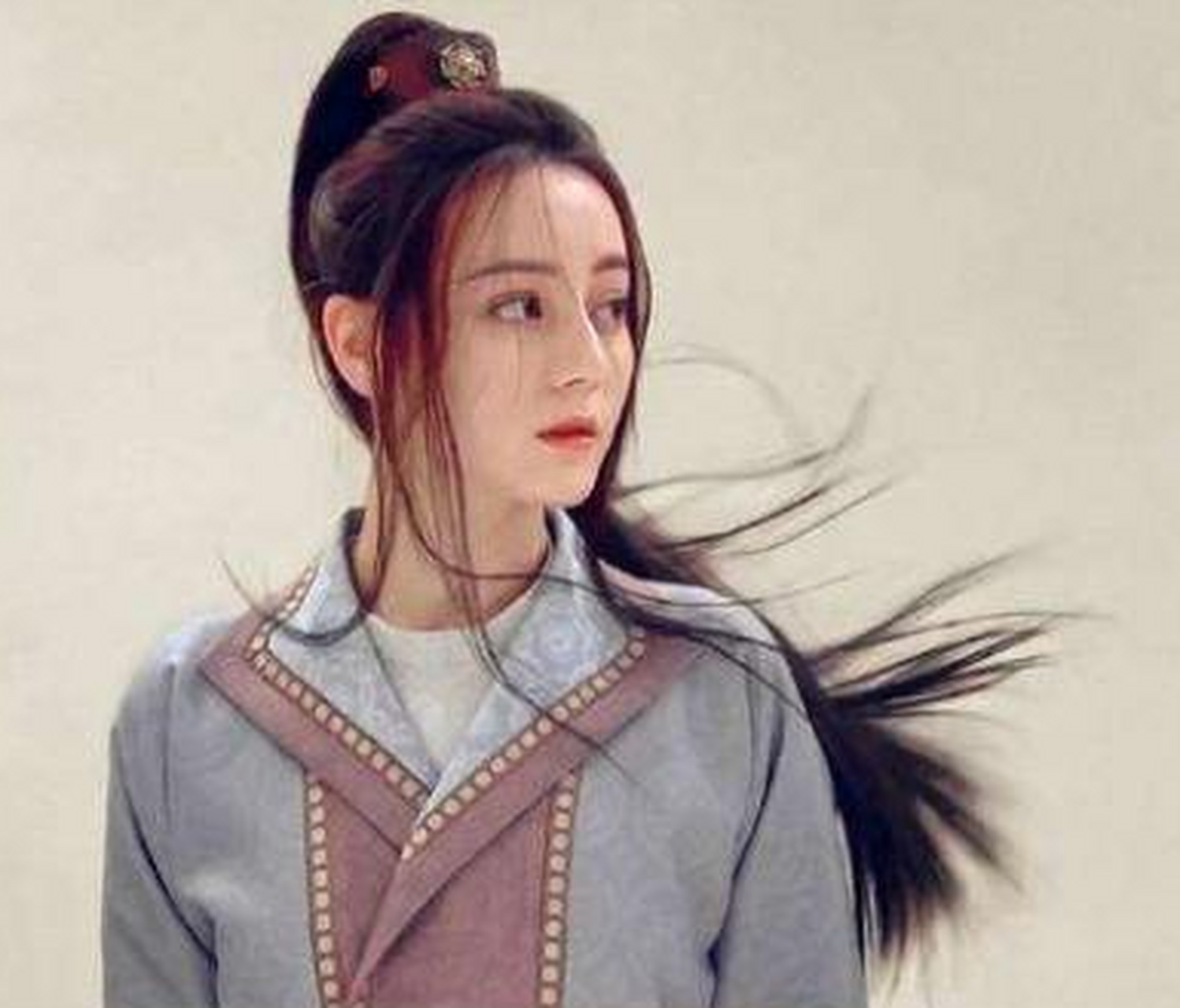 并且还晒出了主演们他们的新造型,当大家看到迪丽热巴女扮男装的时候