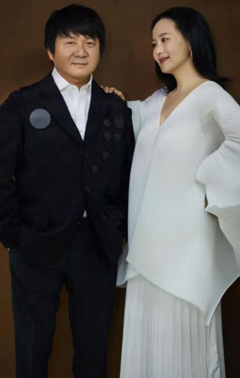 咏梅和老公栾树的身高差有点萌是怎么回事,不过这两个人感情一定很好