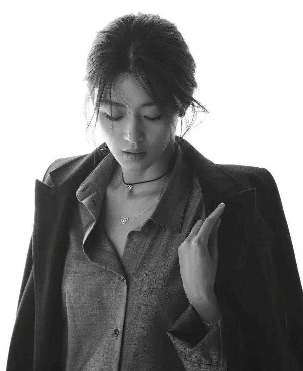 全智贤一组黑白写真,高级优雅,说真的,气质这个东西不是所有人都有的