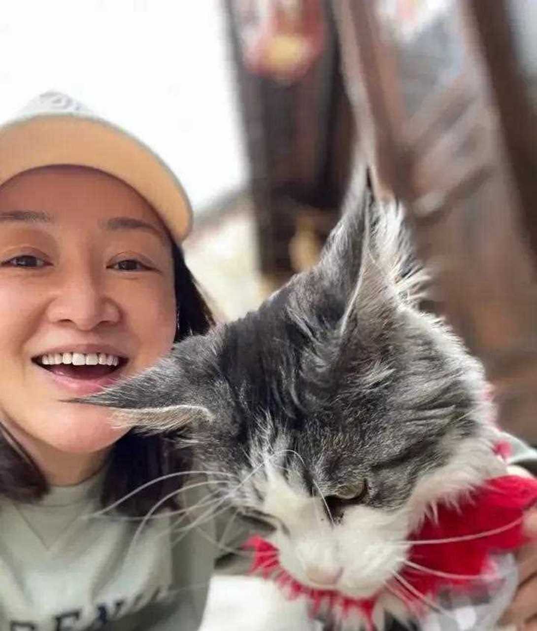 演员赵子琪晒素颜照,不化妆不美颜,还自比村花儿[大笑].