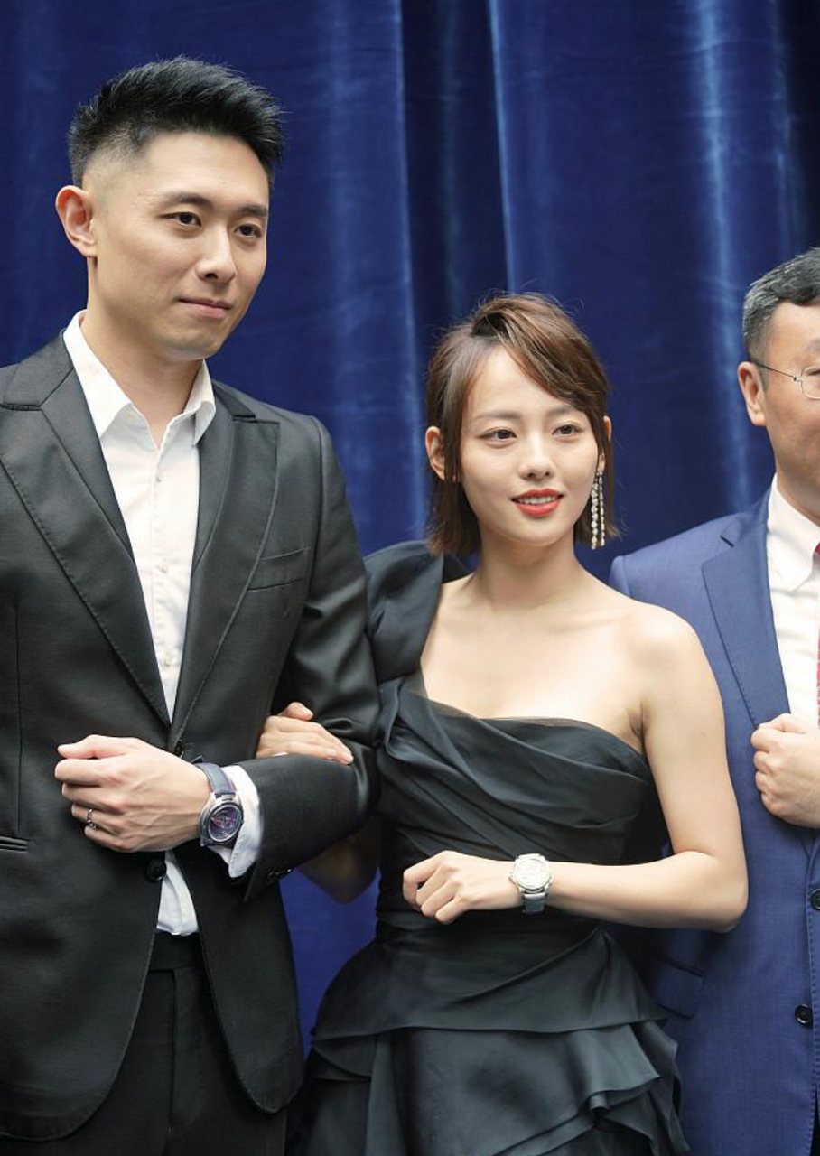 当时,张嘉倪嫁给买超这位富二代,享受了巨大的荣耀,拥有了昂贵的珠宝