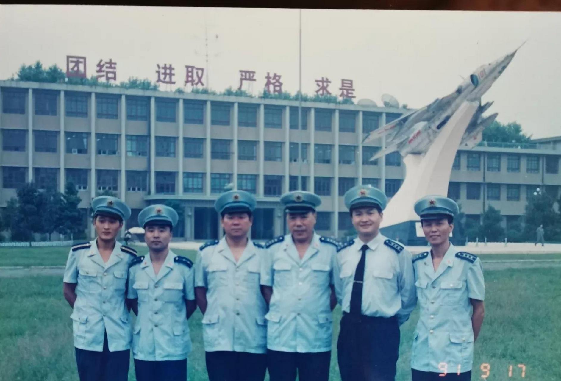 1991年9月为加强武汉协作区军事院校的交流,空军雷达学院副院长乔长秋