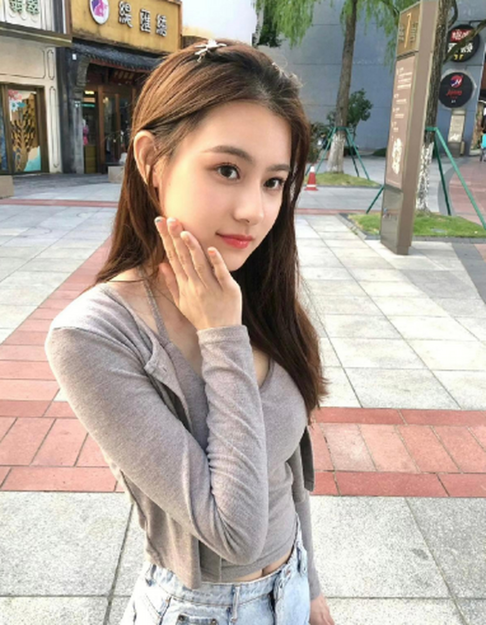 表妹今天约我逛街,小丫头越来越漂亮了!