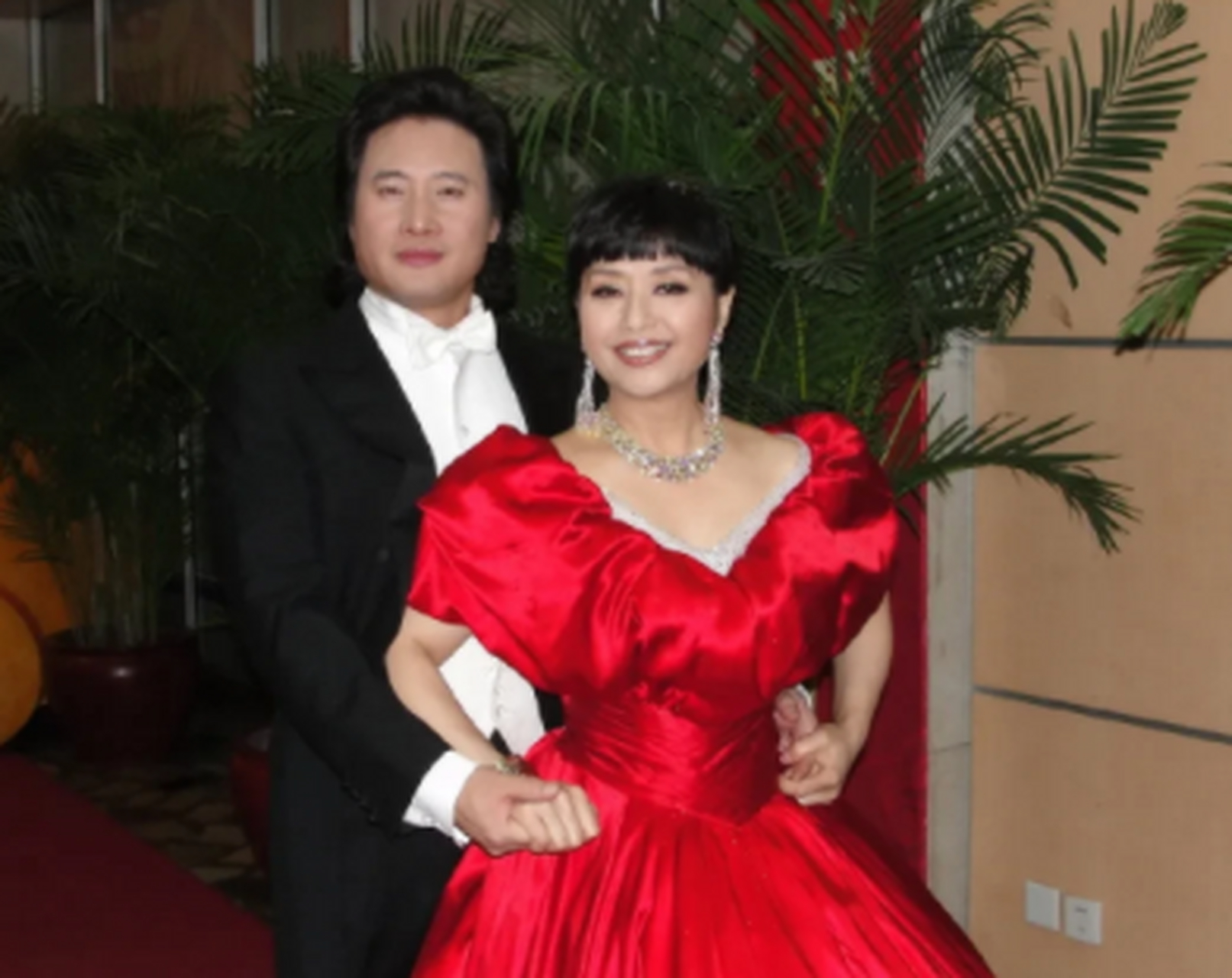 阎维文携手殷秀梅,戴玉强为她整理头发,优异的演唱功底,吃苦耐劳的